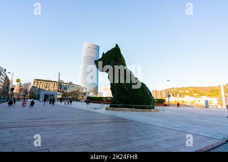 BILBAO, SPANIEN-18. DEZEMBER 2021 : der Welpe steht Wache im Guggenheim Museum in Bilbao, Biskaya, Baskenland, Spanien. Wahrzeichen. Hundeskulptur des Künstlers Stockfoto