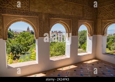 Granada, Spanien - 12. August 2021: Allgemeiner Blick auf den Innenhof des Generalife mit seinem berühmten Brunnen und Garten. Alhambra de Granada Komplex Stockfoto