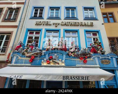 Straßburg, Elsass, Frankreich - 12. Dezember 2016: Straßen und Häuserfassaden, traditionell mit Spielzeug und Teddybären geschmückt, zu Weihnachten in medi Stockfoto