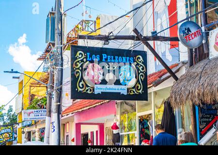 Holbox Mexiko 22. Dezember 2021 farbenfrohes Dorf auf der schönen Holbox Insel mit Restaurant Store Fahrzeuge Menschen und Schlamm in Quintana Roo Mexiko. Stockfoto