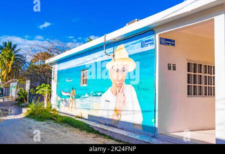 Holbox Mexiko 22. Dezember 2021 farbenfrohes Dorf auf der schönen Holbox Insel mit Restaurant Store Fahrzeuge Menschen und Schlamm in Quintana Roo Mexiko. Stockfoto