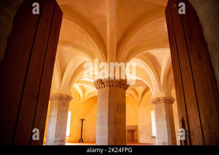 Der interne Saal des Castelo de Evoramonte im Dorf Evoramonte in Alentejo in Portugal. Portugal, Evoramonte, Oktober 2021 Stockfoto