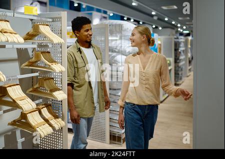 Schönes Paar, das Haushaltswaren für zu Hause im Laden kauft. Familieneinkäufe im Supermarkt Stockfoto