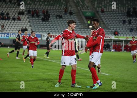 Torschuetze, Torschütze Noah Weißhaupt (SC Freiburg II U23) und Kimberly Ezekwem (SC Freiburg II U23) zelebrieren den Torjubel beim Spiel der 3. FBL: Stockfoto