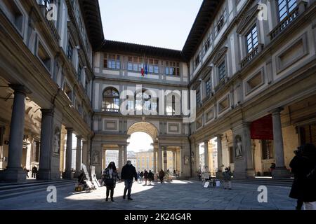 Florenz, Italien. 2022. Januar. Touristen, die in den Uffizien im Stadtzentrum spazieren Stockfoto