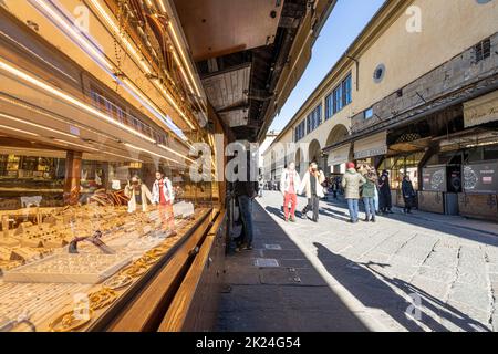 Florenz, Italien. 2022. Januar. Touristen, die durch die Schaufenster der Ponte Vecchio im Stadtzentrum spazieren Stockfoto