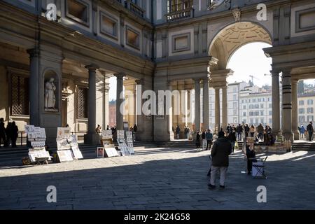 Florenz, Italien. 2022. Januar. Touristen, die in den Uffizien im Stadtzentrum spazieren Stockfoto