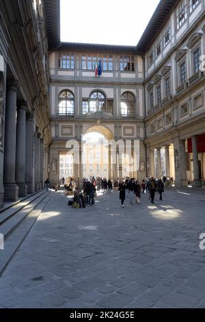 Florenz, Italien. 2022. Januar. Touristen, die in den Uffizien im Stadtzentrum spazieren Stockfoto