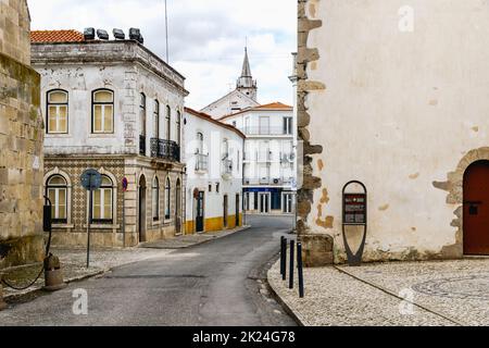 Santarem, Portugal - 27. Oktober 2020: Architekturdetail eines typischen Hauses im Stadtzentrum an einem Herbsttag Stockfoto