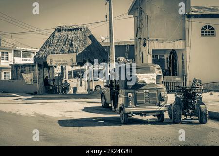 Chiquilá Mexiko 21. Dezember 2021 Schwarz-Weiß-Bild von Auto-Rikscha-Tuk im schönen Chiquilá Dorf Hafen Puerto de Chiquilá in Qui Stockfoto