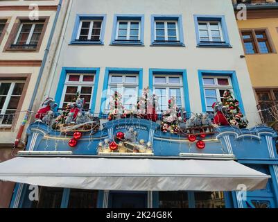 Straßen und Fassaden von Häusern, traditionell mit Spielzeug und Teddybären zu Weihnachten in der mittelalterlichen Stadt Straßburg - der Hauptstadt von Christm dekoriert Stockfoto