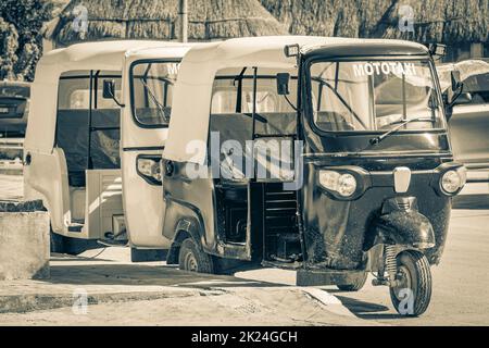 Schwarz-Weiß-Bild von Auto-Rikscha Tuk Tuk im schönen Chiquilá Dorf Hafen Puerto de Chiquilá in Quintana Roo Mexiko. Stockfoto