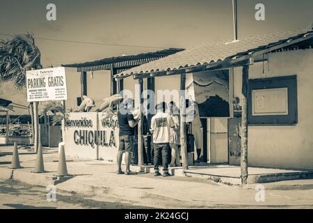 Chiquilá Mexiko 21. Dezember 2021 Schwarz-Weiß-Bild des schönen Puerto de Chiquilá mit Booten Fähre Dorf Hafen Puerto de Chiquilá Stockfoto