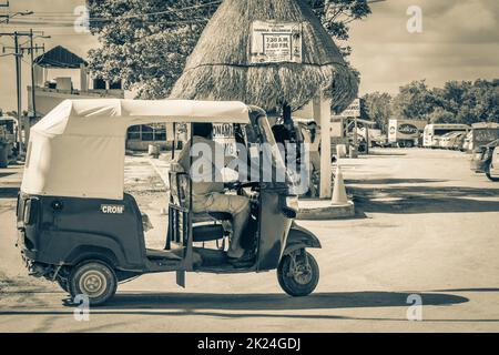 Chiquilá Mexiko 21. Dezember 2021 Schwarz-Weiß-Bild von Auto-Rikscha-Tuk im schönen Chiquilá Dorf Hafen Puerto de Chiquilá in Qui Stockfoto