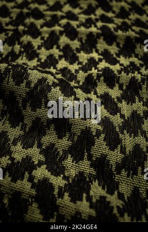 Keffieh Schal. Die Textur des traditionellen Baumwoll-symbolischen arabischen Schals. Nahaufnahme. Khaki Hintergrund. Stockfoto