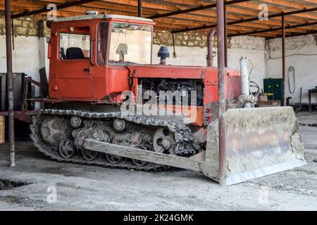 Traktor. Landmaschinen Traktor. Traktor mit Pick-up, Grader. Parken des Traktors landwirtschaftliche Maschinen. Das Bild war auf einem Parkplatz l genommen Stockfoto