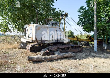 Alten Steinbruch in der Nähe der Seilbagger. Alte Geräte für das Graben der Erde in Kanälen und Steinbrüchen. Stockfoto