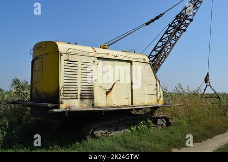 Alten Steinbruch in der Nähe der Seilbagger. Alte Geräte für das Graben der Erde in Kanälen und Steinbrüchen. Stockfoto