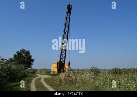 Alten Steinbruch in der Nähe der Seilbagger. Alte Geräte für das Graben der Erde in Kanälen und Steinbrüchen. Stockfoto