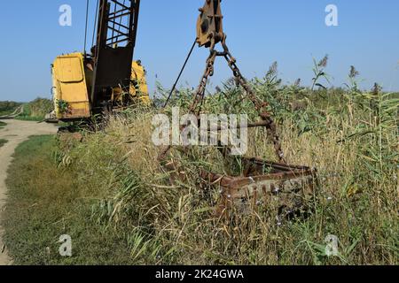 Alten Steinbruch in der Nähe der Seilbagger. Alte Geräte für das Graben der Erde in Kanälen und Steinbrüchen. Stockfoto