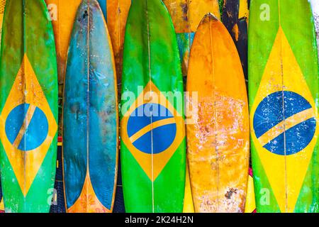 Bunte Surfbretter mit brasilianischer Flagge am herrlichen Mangrovenstrand und Pouso Strand auf der großen tropischen Insel Ilha Grande Rio de Janeiro Brasilien. Stockfoto