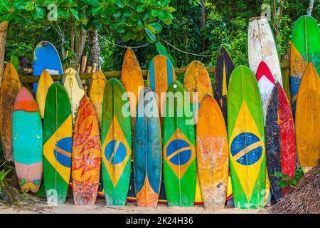 Bunte Surfbretter mit brasilianischer Flagge am herrlichen Mangrovenstrand und Pouso Strand auf der großen tropischen Insel Ilha Grande Rio de Janeiro Brasilien. Stockfoto