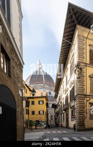 Florenz, Italien. Januar 2022. Blick auf Brunelleschis Kuppel der Kathedrale von Santa Maria degli Angeli zwischen den Häusern des historischen Stadtkentals Stockfoto