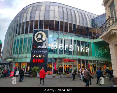 Aachen, 03. Januar 2022: Die Menschen gehen am 3. Januar 2022 in Aachen auf der Aquis Plaza, einem modernen Einkaufszentrum Stockfoto