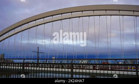 Neue Straßenbahnlinie Strasbourg - Kehl verbindet Frankreich und Deutschland. Die neue Straßenbahnbrücke über den Rhein ist zu sehen. Stockfoto