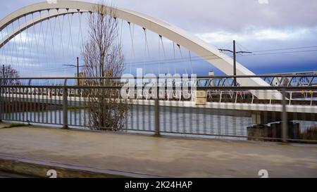 Neue Straßenbahnlinie Strasbourg - Kehl verbindet Frankreich und Deutschland. Die neue Straßenbahnbrücke über den Rhein ist zu sehen. Stockfoto