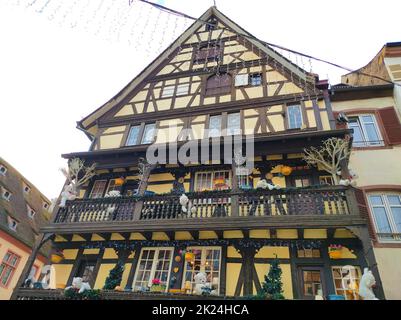 Straßen und Fassaden von Häusern, traditionell mit Spielzeug und Teddybären zu Weihnachten in der mittelalterlichen Stadt Straßburg - der Hauptstadt von Christm dekoriert Stockfoto