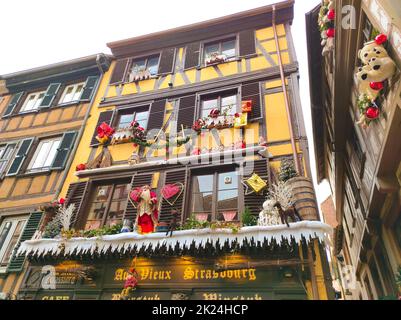 Straßburg, Elsass, Frankreich - 12. Dezember 2021: Straßen und Häuserfassaden, traditionell mit Spielzeug und Teddybären geschmückt, zu Weihnachten in medi Stockfoto