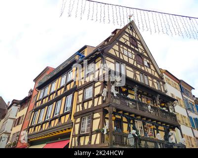 Straßen und Fassaden von Häusern, traditionell mit Spielzeug und Teddybären zu Weihnachten in der mittelalterlichen Stadt Straßburg - der Hauptstadt von Christm dekoriert Stockfoto