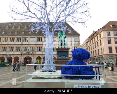 Straßburg, Elsass, Frankreich - 30. Dezember 2021: Menschen an Straßen und Häuserfassaden, traditionell zu Weihnachten in der mittelalterlichen Stadt Stra dekoriert Stockfoto