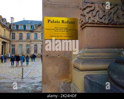 Straßburg, Elsass, Frankreich - 30. Dezember 2021: Menschen, die sich in der Nähe des Rohan-Palastes in Straßburg, Frankreich, befinden Stockfoto