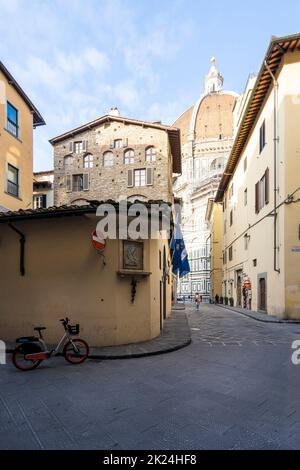 Florenz, Italien. Januar 2022. Blick auf Brunelleschis Kuppel der Kathedrale von Santa Maria degli Angeli zwischen den Häusern des historischen Stadtkentals Stockfoto