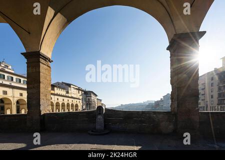 Florenz, Italien. Januar 2022. Die Bögen der Gebäude auf der alten Brücke im historischen Zentrum der Stadt Stockfoto