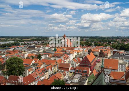 GREIFSWALD, DEUTSCHLAND - 31. JULI 2021: Blick auf die Altstadt von der Glosse des Nikolaikompathedrals. Universität und Hansestadt Greifswald ist eine Stadt in t Stockfoto