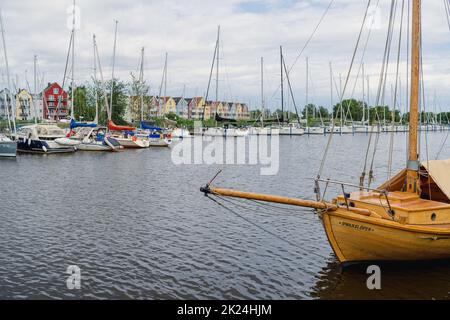 GREIFSWALD, DEUTSCHLAND - 31. JULI 2021: Marina in der Altstadt an der Mündung des Flusses Ryck. Stockfoto