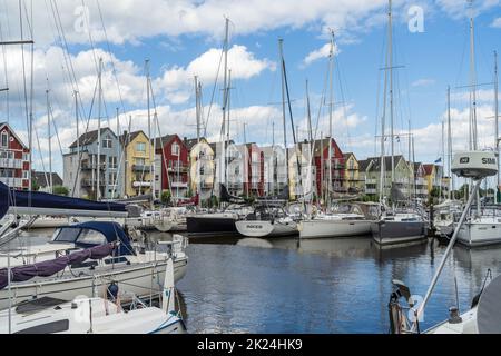 GREIFSWALD, DEUTSCHLAND - 31. JULI 2021: Marina in der Altstadt an der Mündung des Flusses Ryck. Stockfoto