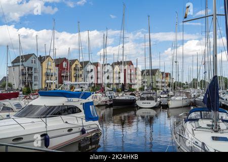 GREIFSWALD, DEUTSCHLAND - 31. JULI 2021: Marina in der Altstadt an der Mündung des Flusses Ryck. Stockfoto