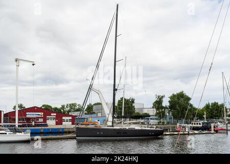 GREIFSWALD, DEUTSCHLAND - 31. JULI 2021: Marina in der Altstadt an der Mündung des Flusses Ryck. Stockfoto