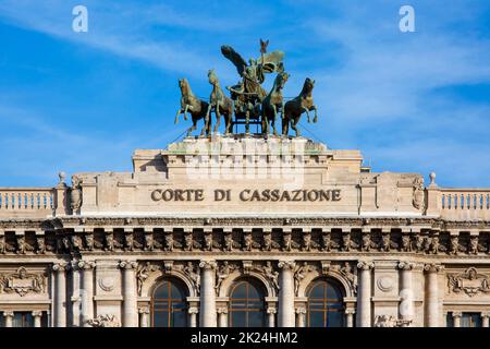 Rom, Italien - 9. Oktober 2020: Quadriga an der Spitze des Justizpalastes Sitz des Obersten Kassationsgerichts (Corte di Cassazione), majestätisches Gebäude Stockfoto