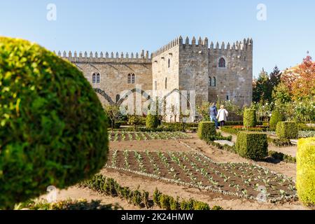 Braga, Portugal - 27. Oktober 2021: Garten von Santa Barbara (Jardim de Santa Barbara), wo Gärtner an einem Herbsttag im historischen Stadtzentrum arbeiten Stockfoto