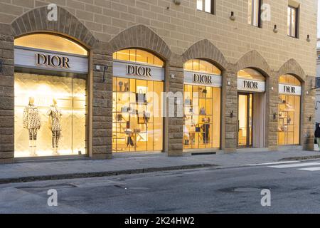 Florenz, Italien. Januar 2022. Der Blick auf die Fenster des Dior Markenladens in der Innenstadt Stockfoto