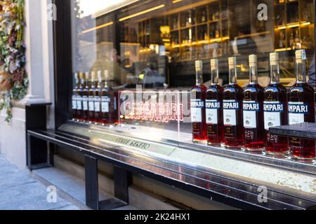 Florenz, Italien. Januar 2022. Eine Reihe von Flaschen der Marke Campari auf dem Fenster einer Bar im Stadtzentrum Stockfoto