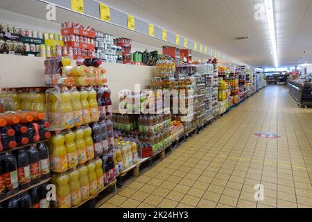 lange Regale mit Getränke in Plastikflaschen im Supermarkt - Symbolbild Stockfoto