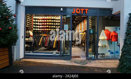 Colmar, Frankreich - 30. Dezember 2021: Jott Zeichen Text und Roller-Logo brande Fassade von etwas über der Top-Mode-Bekleidungsgeschäft Beschilderung der Shop-Kette Stockfoto