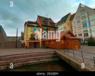 Colmar, Frankreich - 30. Dezember 2021: Weihnachtsschmuck in Colmar, im Elsass, Frankreich. Stockfoto