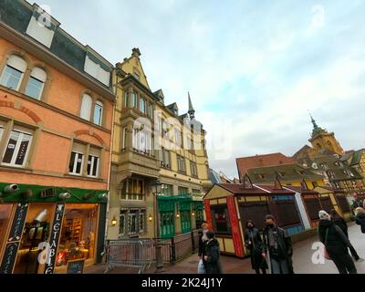 Colmar, Frankreich - 30. Dezember 2021: Menschen, die in Colmar, im Elsass, in Frankreich auf die Straße gehen. Stockfoto